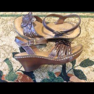 Sandals almost new 2 1/2" heel